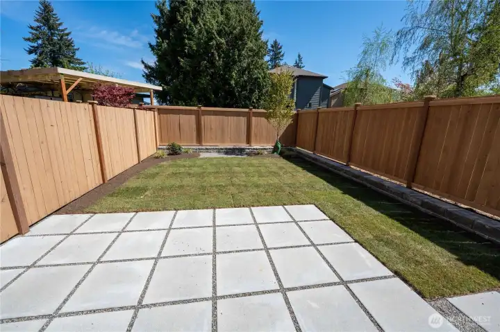 Large Sunny Yard and Patio
