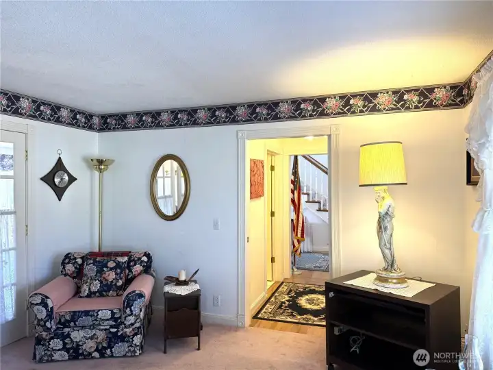 Note the hall which leads to the foyer.