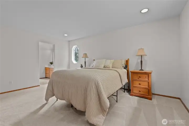 Primary suite with en-suite bathroom