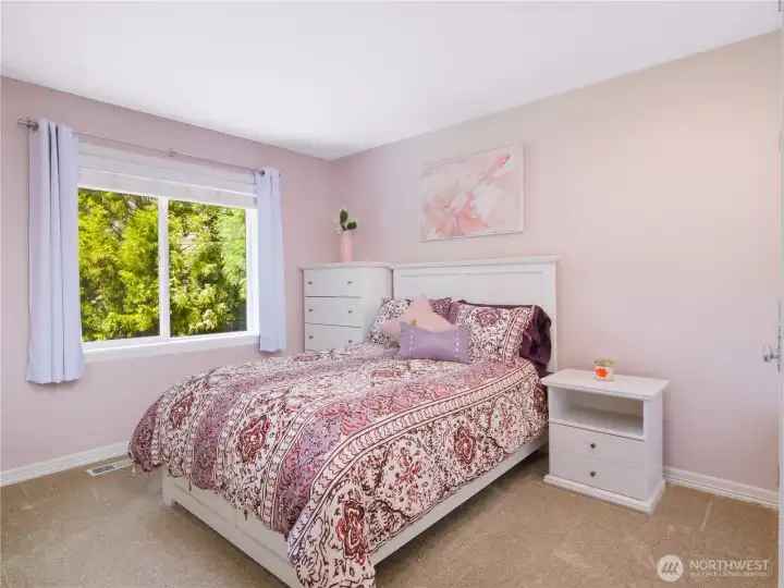 Bedroom with comfortable proportions and beautiful views of the surrounding.