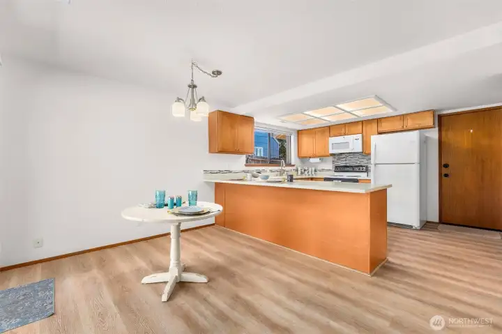 bright kitchen w eating bar bright kitchen w eating bar