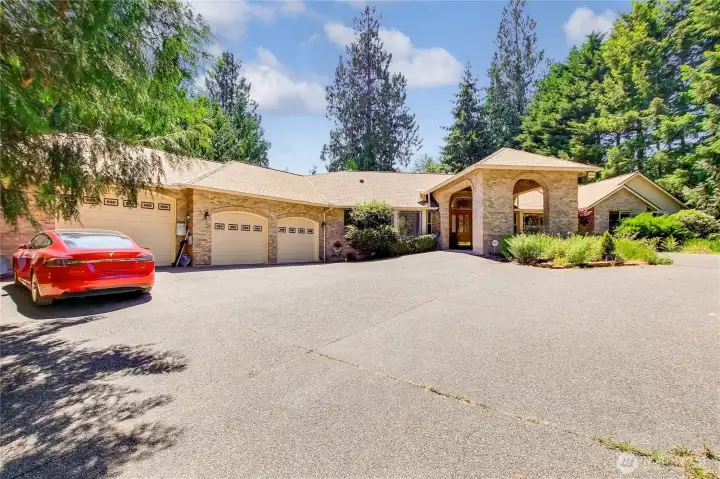 Property has large parking lots and Circle driveway Property has large parking lots and Circle driveway