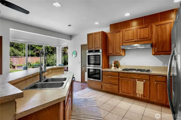 Lots of counter & cupboard space