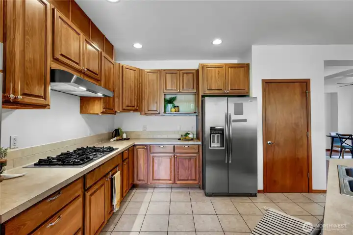 Stainless appliances, gas cooktop and dedicated pantry