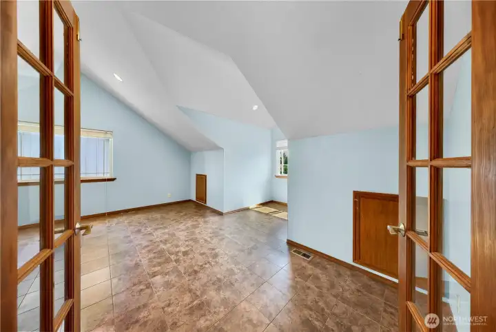 Versatile second-floor flex room for crafts or 5th bedroom