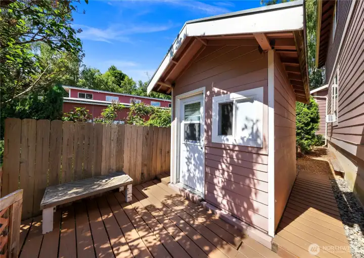 Insulated detached studio for extended Locusting