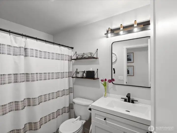 Full guest bathroom. Full guest bathroom.