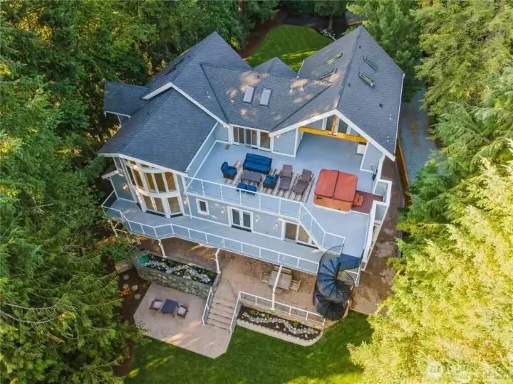 Enjoy entertaining on the third floor deck with hot tub. Prepare a little snack with your own kitchen area. Convenient 1/2 bath as well.
