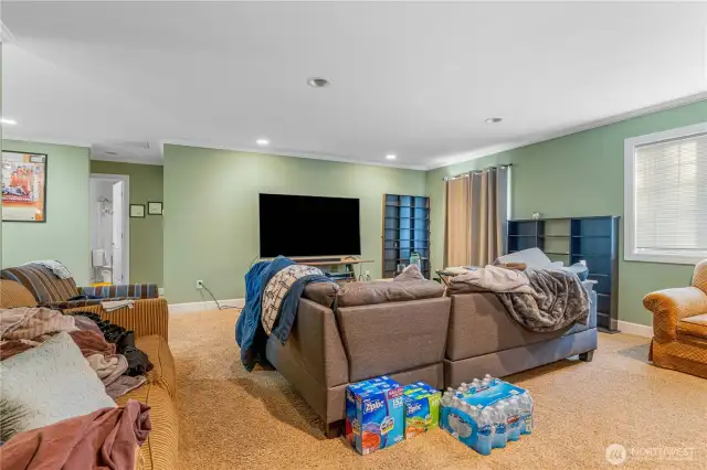 APT LIVING ROOM