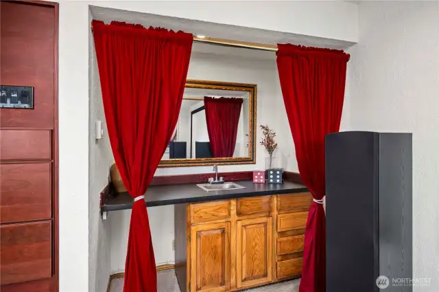 Wet bar for entertainment