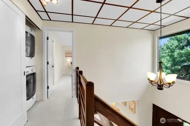 Washer & Dryer Conveniently located upstairs! Washer/dryer is 120V, 240V, & natural gas capable.