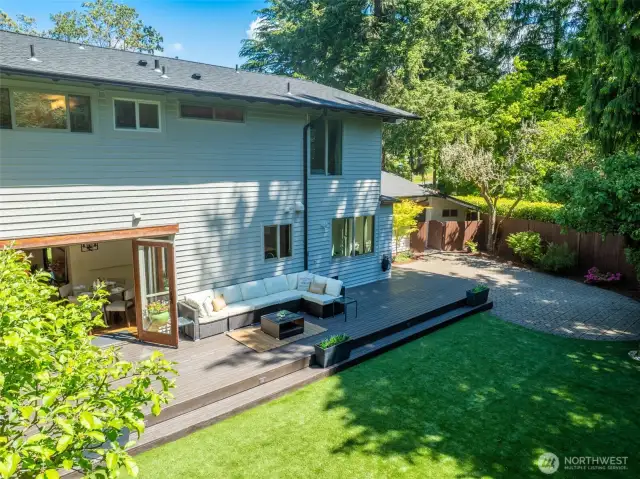 A slice of paradise in this backyard just invites you to relax and unwind!