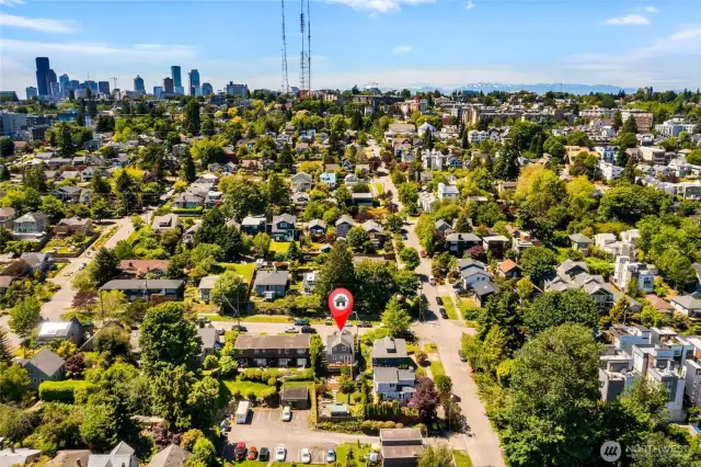 Blocks to dining, entertainment, shopping (Chuck’s, Chuki’s, Central Cinema, PCC), transit, & parks. 10 mins to DT Seattle. Closer to Cap Hill!