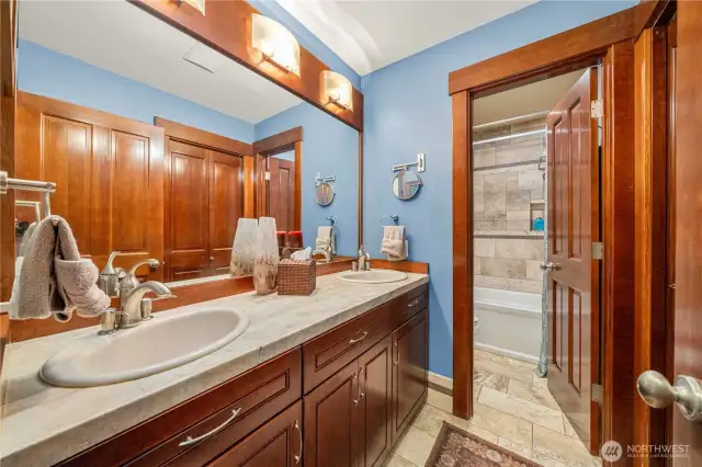 Upper hallway full bath