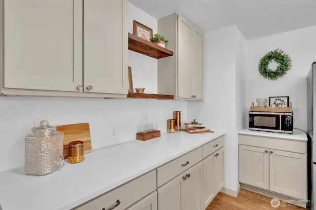Cabinets with plenty of counterspace