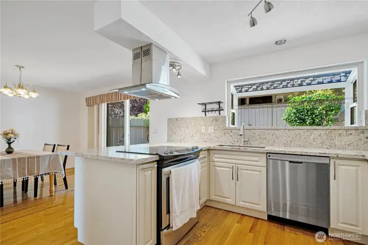 Kitchen w Dining
