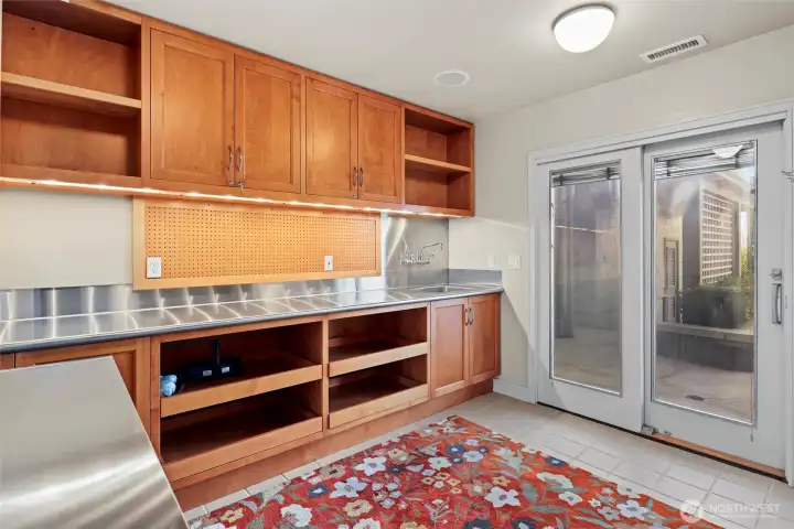 Garden, craft, utility room off the patio