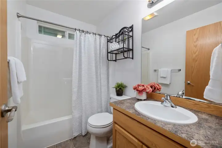 Upstairs Full Bathroom