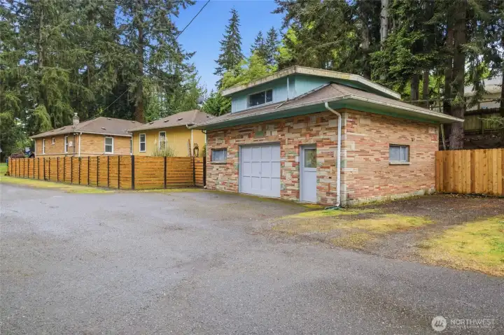 Detatched Garage with Shop and bonus/office. Boat/RV Parking next to Garage