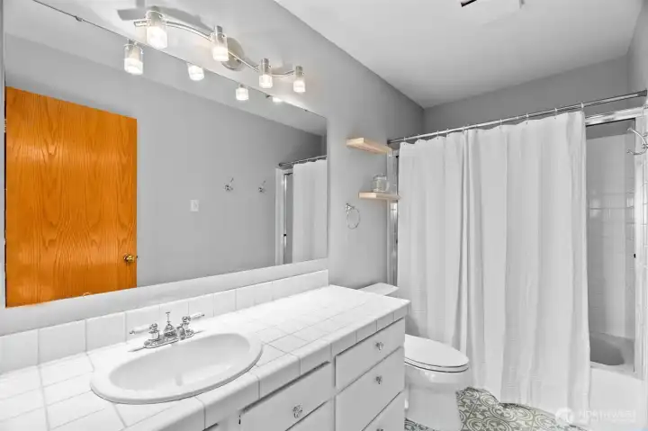 Main Bathroom Main Bathroom