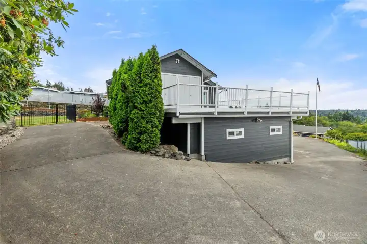 Side yard with plenty room for RV parking Side yard with plenty room for RV parking