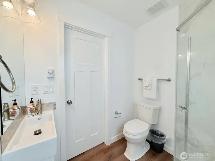 2nd floor 3/4 bathroom