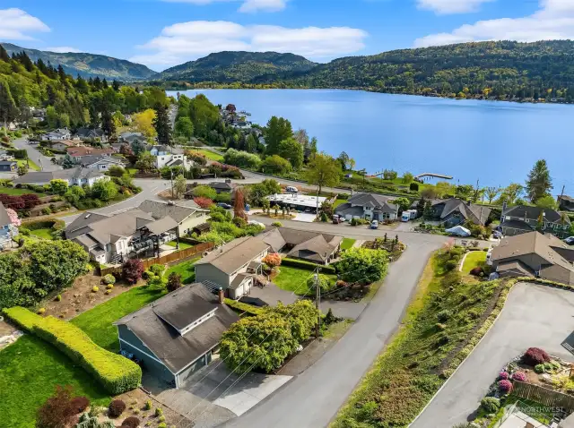 The home is ideally located on a quiet cul-de-sac, and provides envious access to the Waverly Hills Community private beach and a short stroll to the East Lake Sammamish Trail.