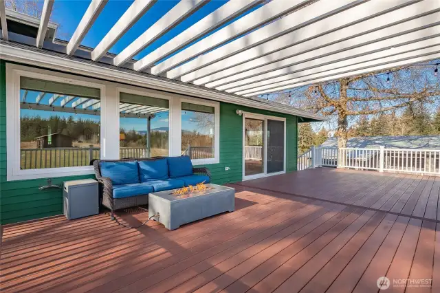 Large deck off living room & kitchen