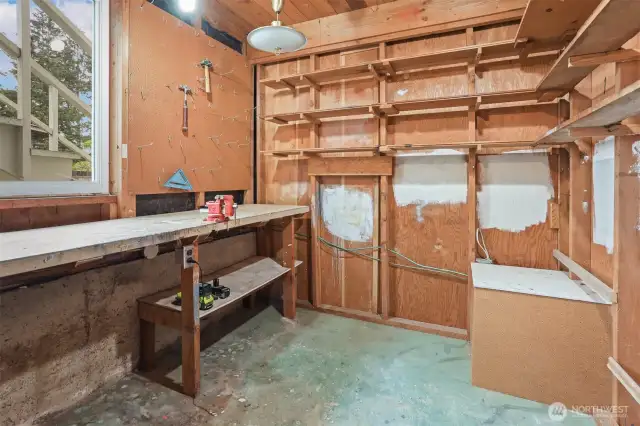 Workshop (possible to expand den?)