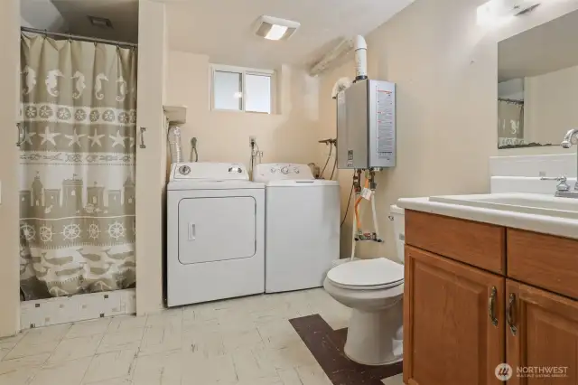 Huge 2nd bathroom/laundry room.