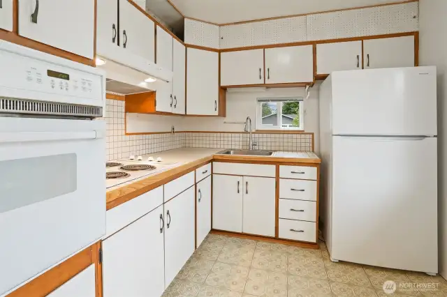 Tons of kitchen storage.