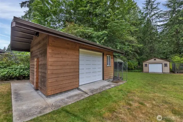 Roll up door and side door. Used as a kennel.