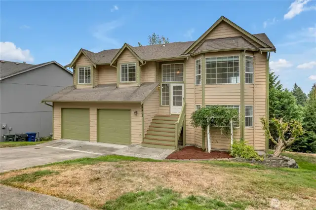 Stately split entry on large lot!