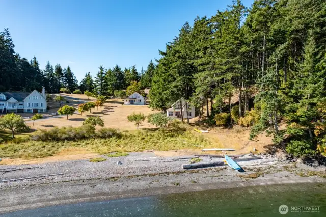 Direct access from the front steps to the pebbly beach below