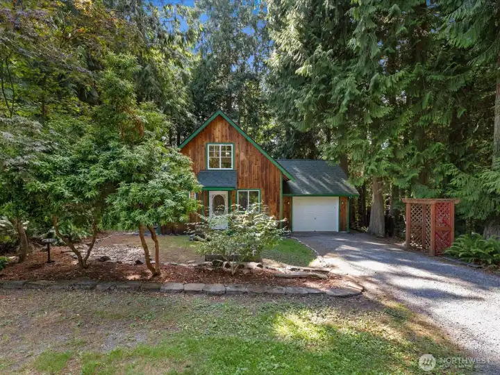 Here, mornings begin with coffee on the deck while eagles soar overhead, days are filled with fresh air and outdoor exploration, and evenings close with the stillness only found in a private woodland setting.