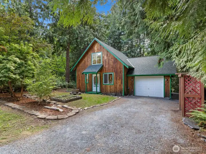 A place to unplug yet remain connected, to recharge without leaving behind the comforts you value, and to create lasting memories with the people who matter most. Your retreat in the forest is waiting.