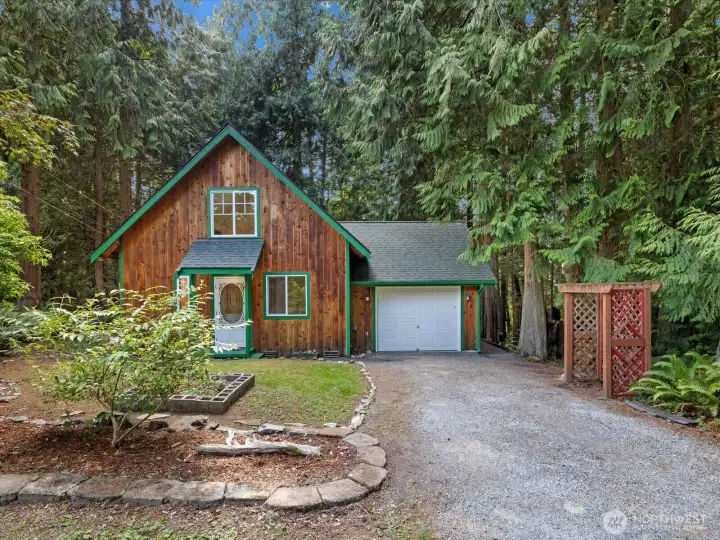 A place to unplug yet remain connected, to recharge without leaving behind the comforts you value, and to create lasting memories with the people who matter most. Your retreat in the forest is waiting.