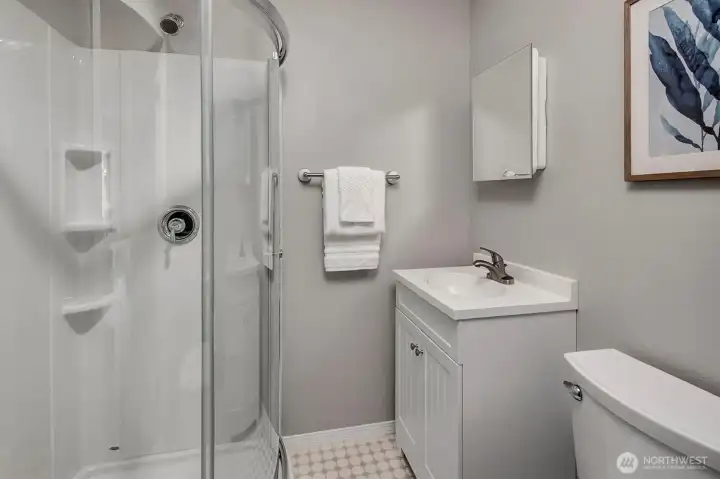 En-suite bath for guest bedroom.