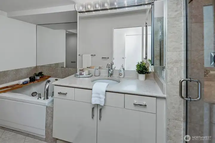 en-suite full bath