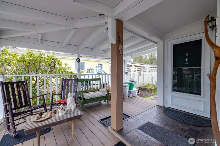 Covered front porch/patio.