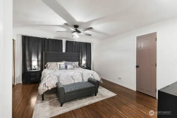 Private Primary Retreat – The upstairs primary suite offers double closets, a ceiling fan, and an en-suite bath, providing a quiet and comfortable place to unwind.