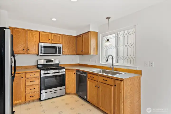 Kitchen w/spacious countertops and under-cabinet lights. Deep kitchen sink.