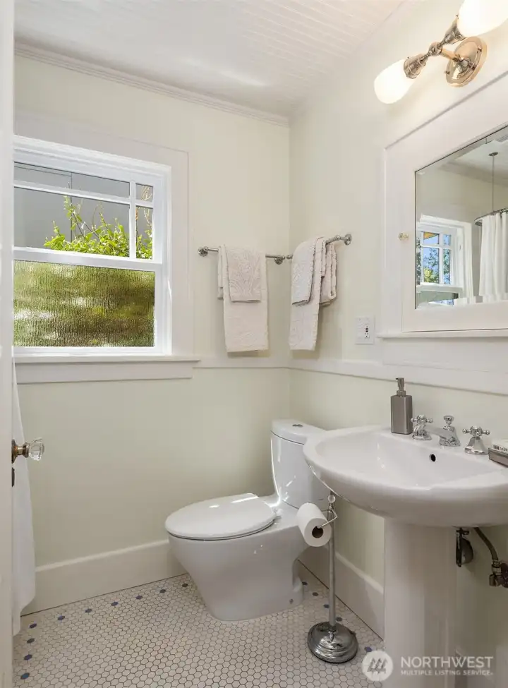 Full bath on main.