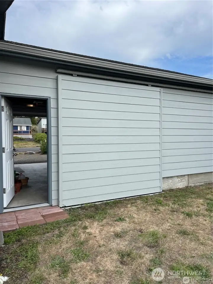 Garage with a sliding wall towards canal!