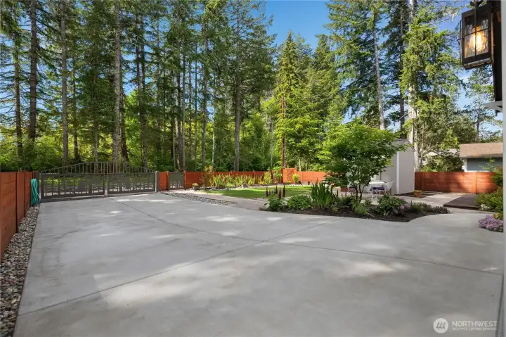 Driveway with plenty of space for boat, RV parking, and more