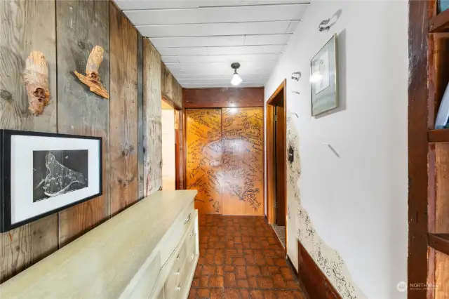 Hallway to 2nd bedroom & bath.