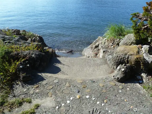 Mini dragons with nicknames also guard the easy stairs to the beach.