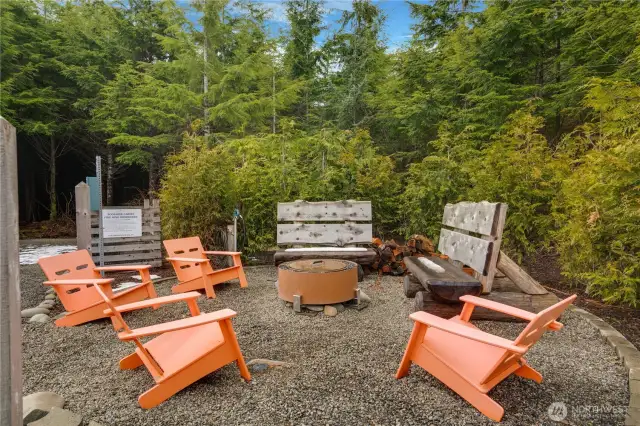 The community fire pit is a perfect gathering place for you, your guests and neighbors. The entire Seabrook community was designed around meeting new friend and old at each and every shared space.