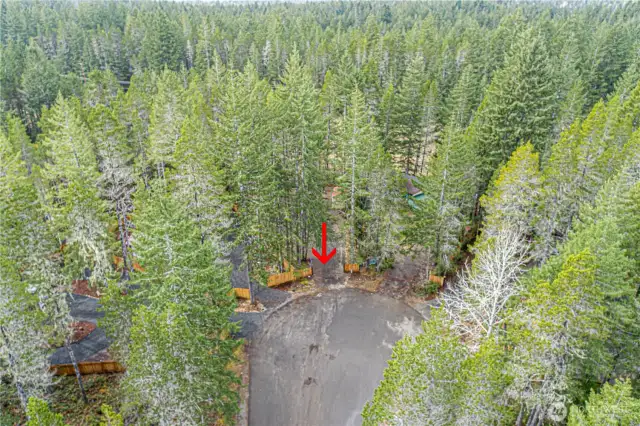 A private cul-de-sac location of the lot offers a quiet and secluded setting surrounded by lush forest. The entrance to the lot is clearly marked and easy to access