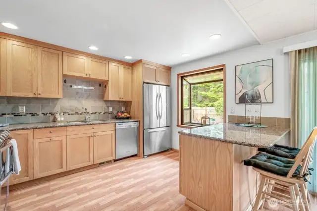 Kitchen w/bay window and eating counter